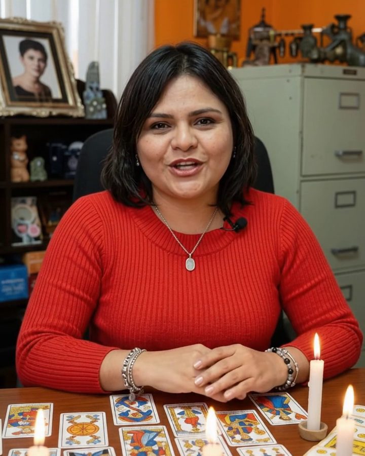 La Profesora Grahasta, tarotista en Managua, en su mesa de lectura con cartas del tarot y velas
