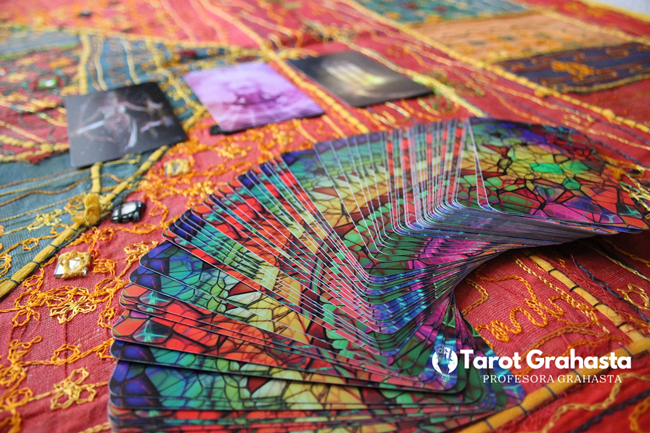 Tarot de la Profesora Grahasta experta en tarot y Amarres de amor.