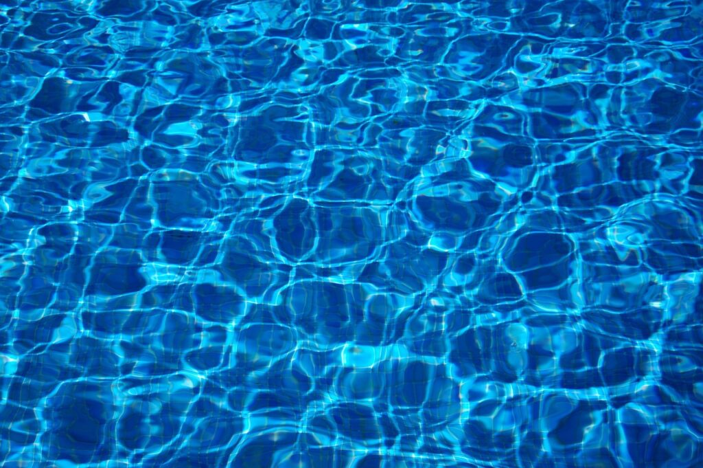 Agua clara y azul, símbolo de calma en los sueños