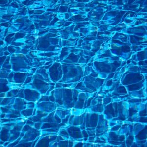 Agua clara y azul, símbolo de calma en los sueños