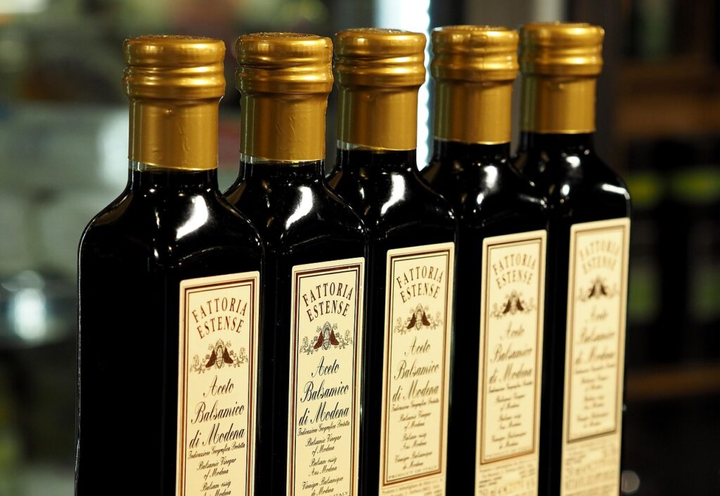 Botella de vinagre para el ritual con sal de grano y vinagre en el hogar