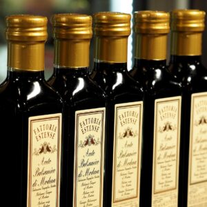 Botella de vinagre para el ritual con sal de grano y vinagre en el hogar