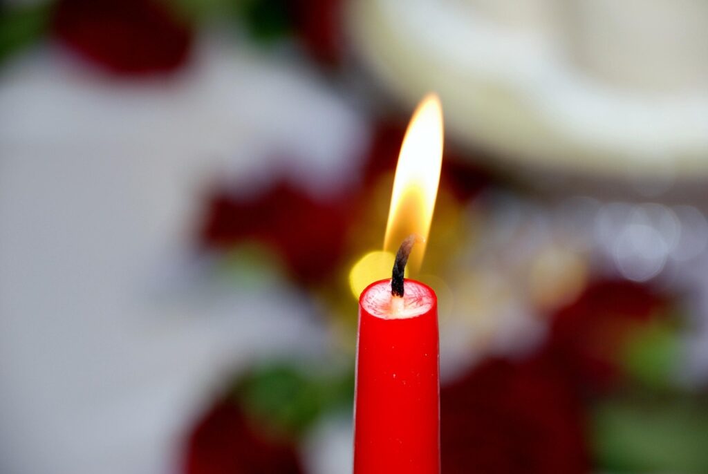 Vela roja de cera encendida