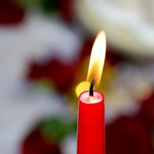 Vela roja de cera encendida