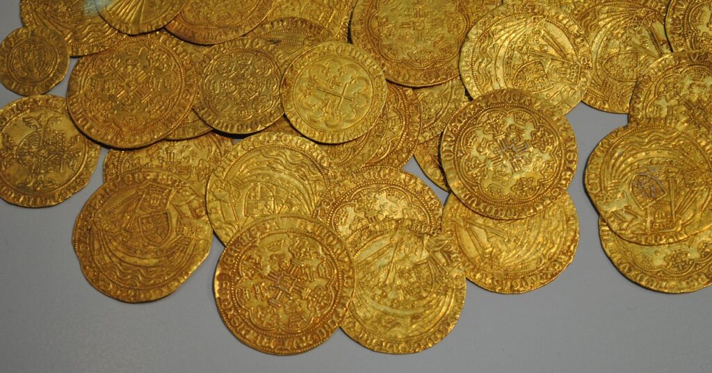 Moneda de oro antigua, símbolo de la Rueda de la Fortuna en el tarot del dinero