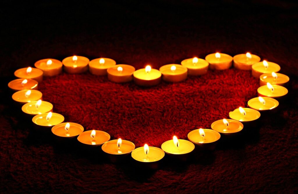 Velas encendidas formando un corazón, símbolo de un amarre de amor