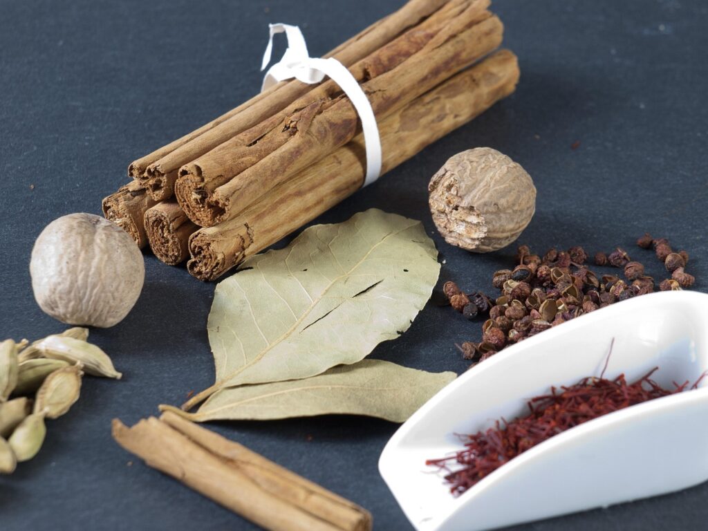 Especias variadas entre ellas canela y hojas de laurel