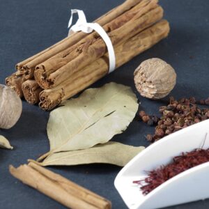 Especias variadas entre ellas canela y hojas de laurel