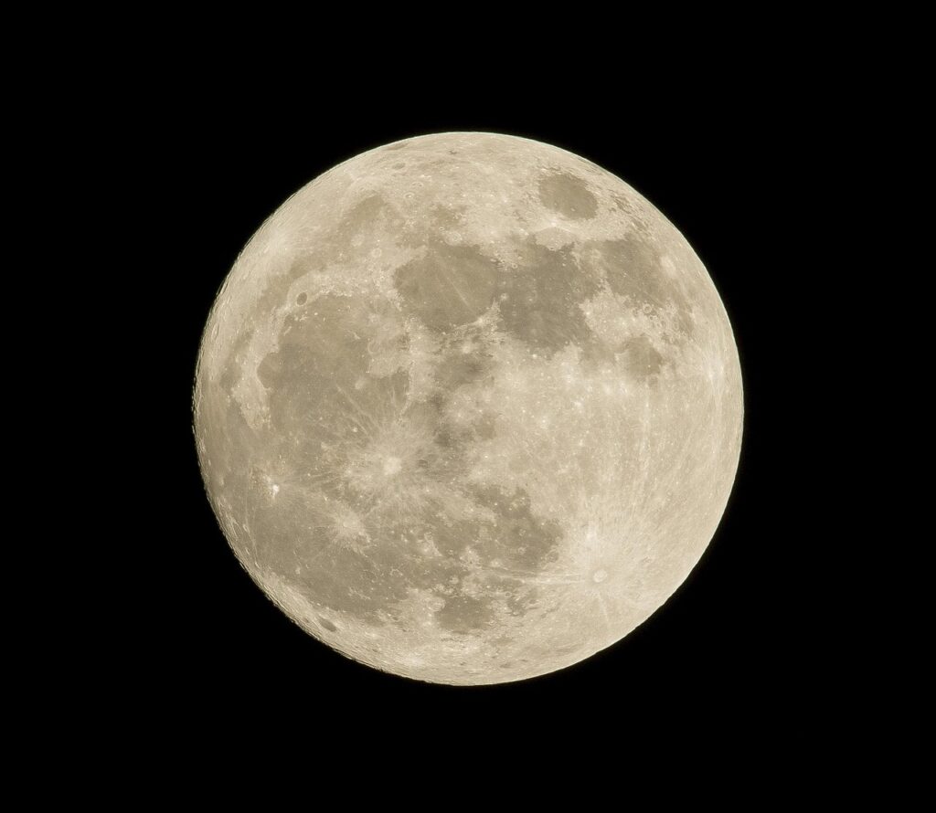 Luna llena brillante en el cielo nocturno, como la Luna del Cazador en Tauro