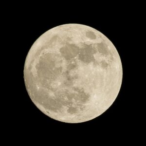 Luna llena brillante en el cielo nocturno, como la Luna del Cazador en Tauro