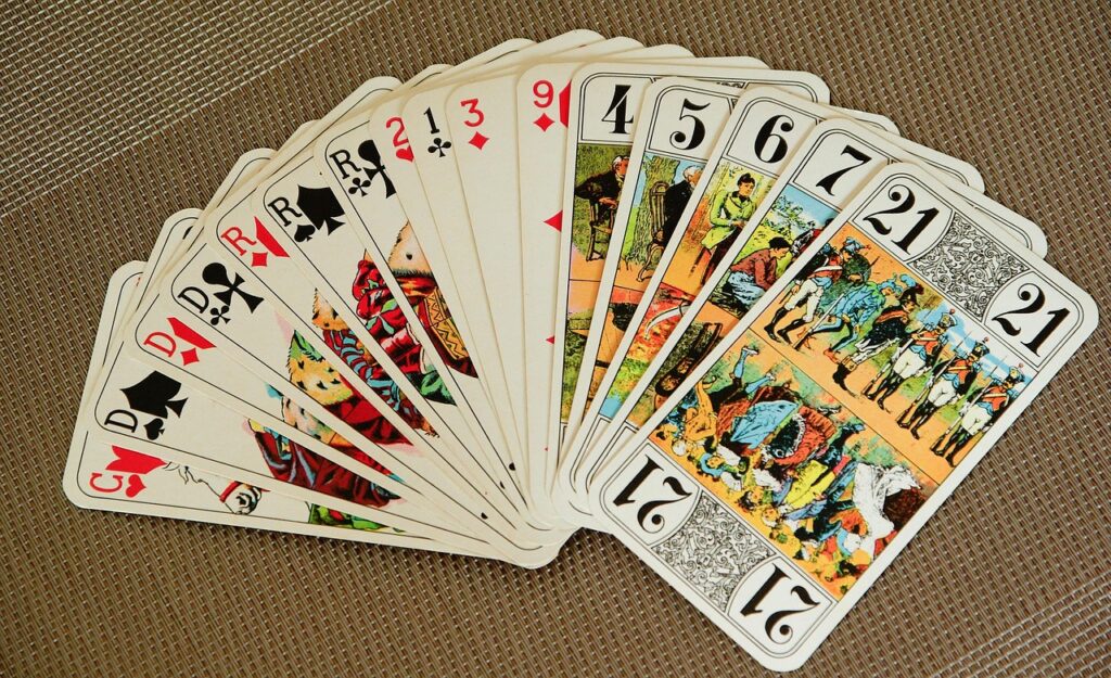 Cartas del tarot sobre una mesa durante una lectura