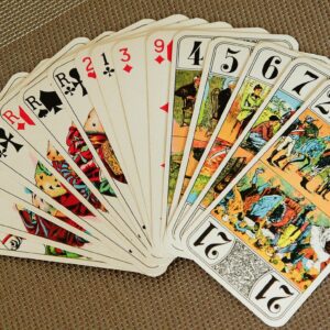 Cartas del tarot sobre una mesa durante una lectura