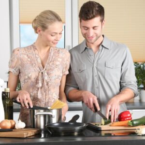 Pareja cocinando junta en casa, imagen de complicidad y cuidado cotidiano en la relación