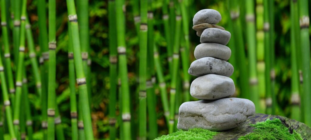 Piedras apiladas en equilibrio, símbolo de calma y bienestar