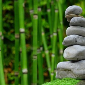Piedras apiladas en equilibrio, símbolo de calma y bienestar