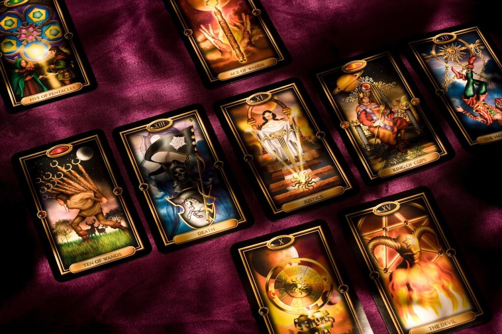 Cartas del tarot iluminadas por la luz de una vela