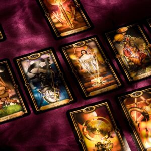 Cartas del tarot iluminadas por la luz de una vela