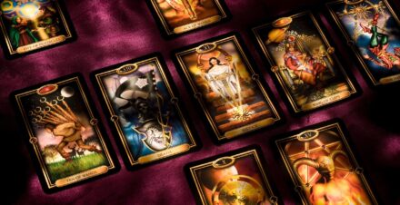 Cartas del tarot iluminadas por la luz de una vela
