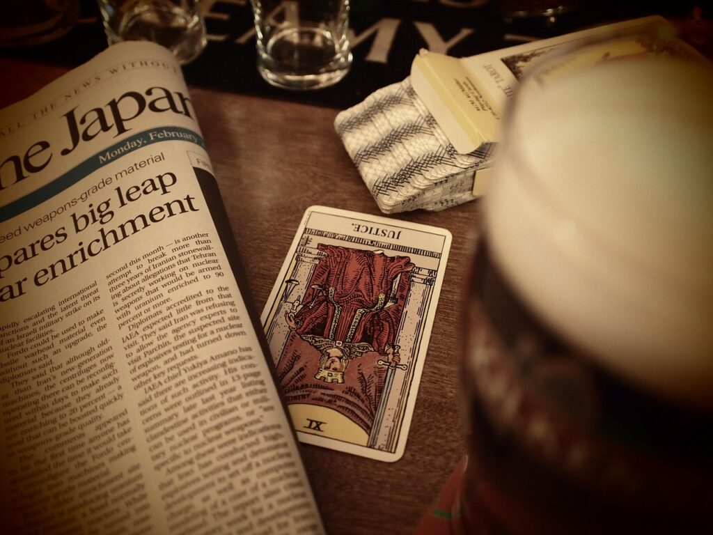 Cartas de tarot extendidas sobre una mesa de madera