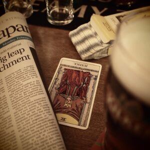 Cartas de tarot extendidas sobre una mesa de madera