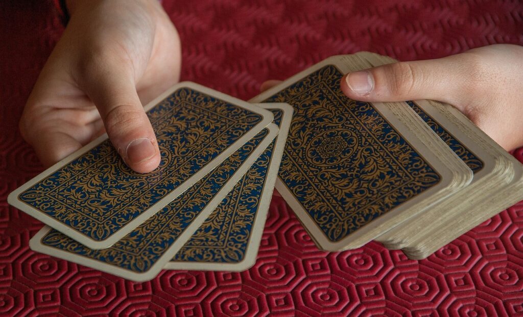 Cartas del tarot extendidas sobre una mesa