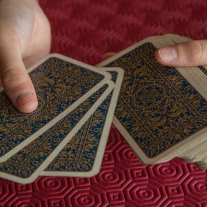 Cartas del tarot extendidas sobre una mesa