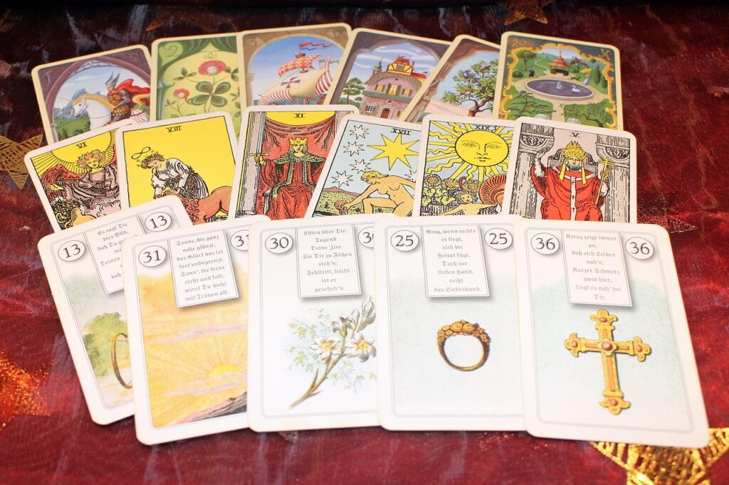 Cartas de adivinación dispuestas para una lectura