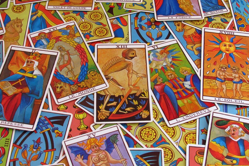 Varias cartas de tarot dispuestas para una lectura