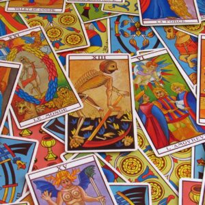 Varias cartas de tarot dispuestas para una lectura