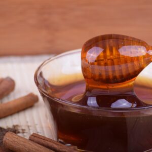 Cuenco con miel y ramas de canela