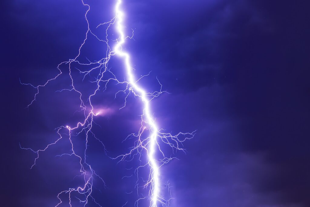Rayo iluminando un cielo nocturno durante una tormenta
