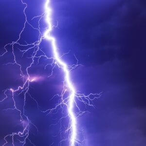 Rayo iluminando un cielo nocturno durante una tormenta
