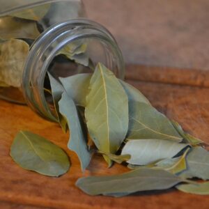 Hojas de laurel secas para el ritual de luna llena con laurel y canela