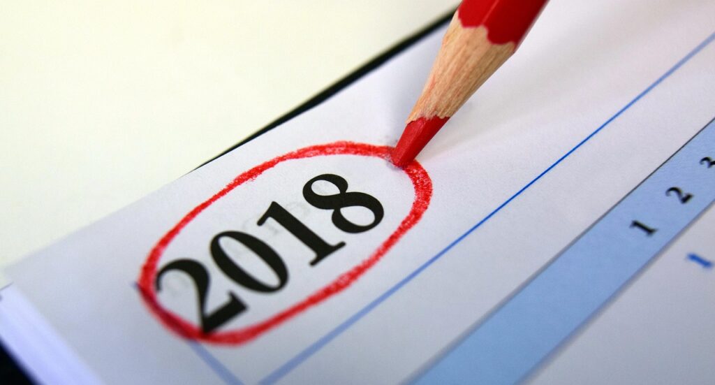 Calendario con un bolígrafo rojo que marca el cambio de año