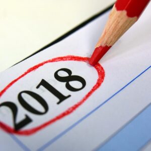 Calendario con un bolígrafo rojo que marca el cambio de año