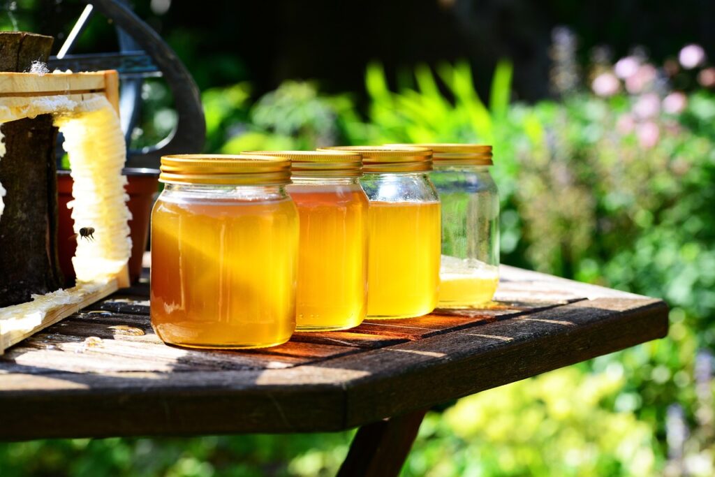 Frascos de miel dorada, ingrediente tradicional de los endulzamientos