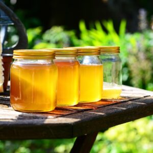 Frascos de miel dorada, ingrediente tradicional de los endulzamientos