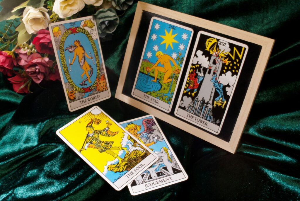 Carta de tarot de La Estrella sobre una superficie oscura
