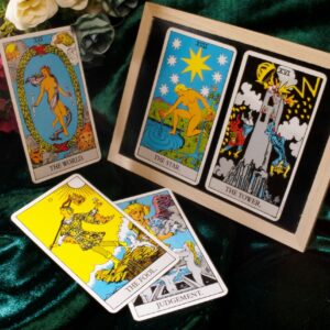 Carta de tarot de La Estrella sobre una superficie oscura