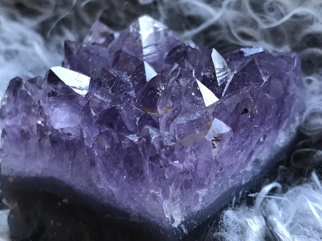 Drusa de amatista morada en primer plano, una piedra que muchas personas usan como amuleto
