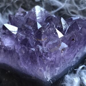 Drusa de amatista morada en primer plano, una piedra que muchas personas usan como amuleto