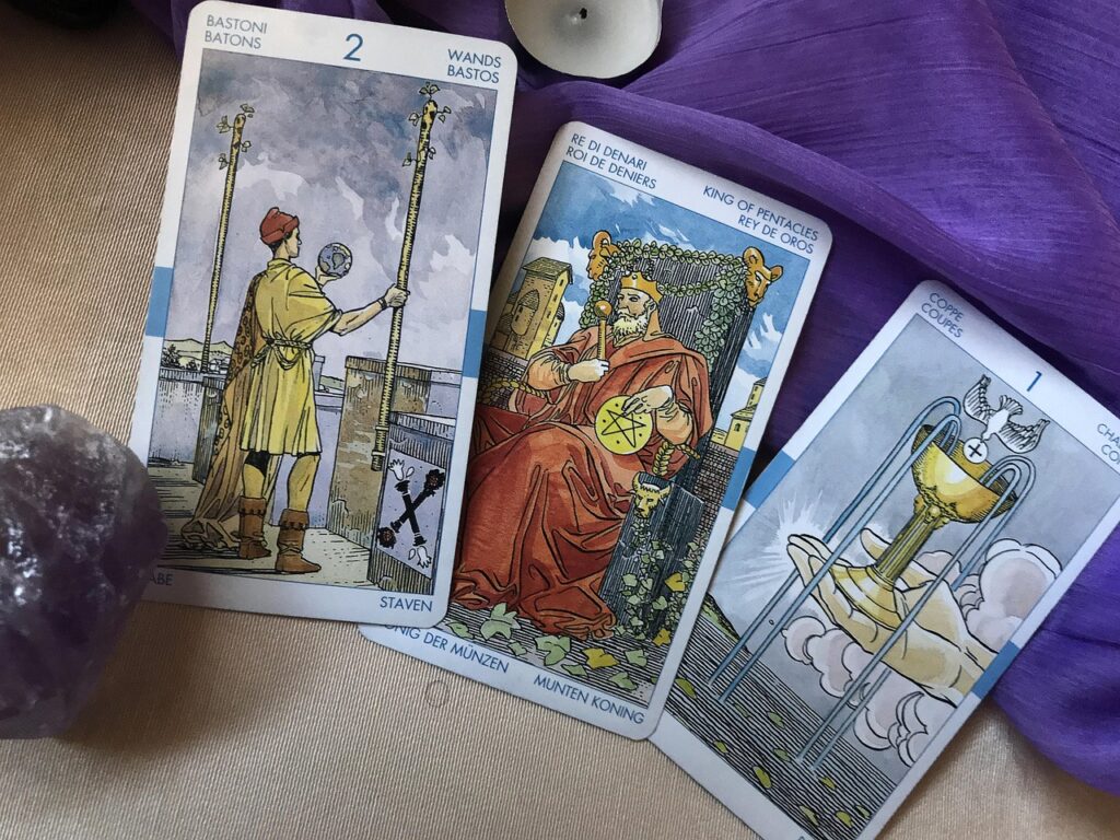 Tirada de cartas de tarot con cartas de distintos palos, como Copas, Bastos y Oros