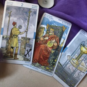 Tirada de cartas de tarot con cartas de distintos palos, como Copas, Bastos y Oros