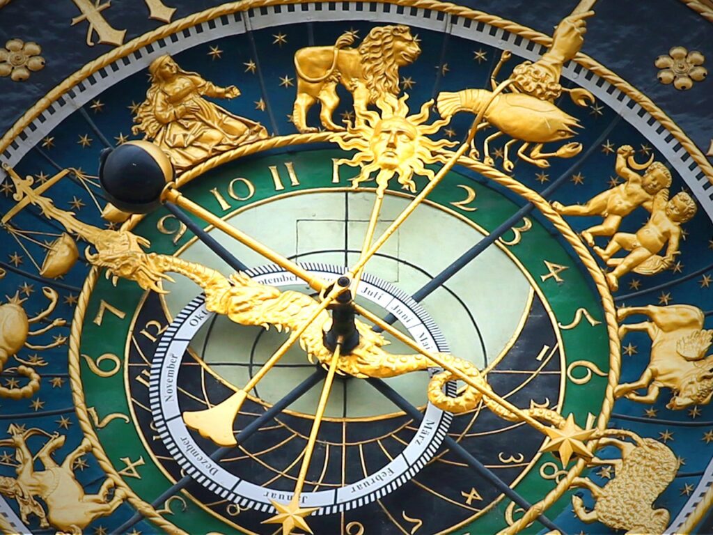 Reloj astronómico con el anillo del zodiaco y las fases lunares