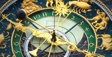 Reloj astronómico con el anillo del zodiaco y las fases lunares