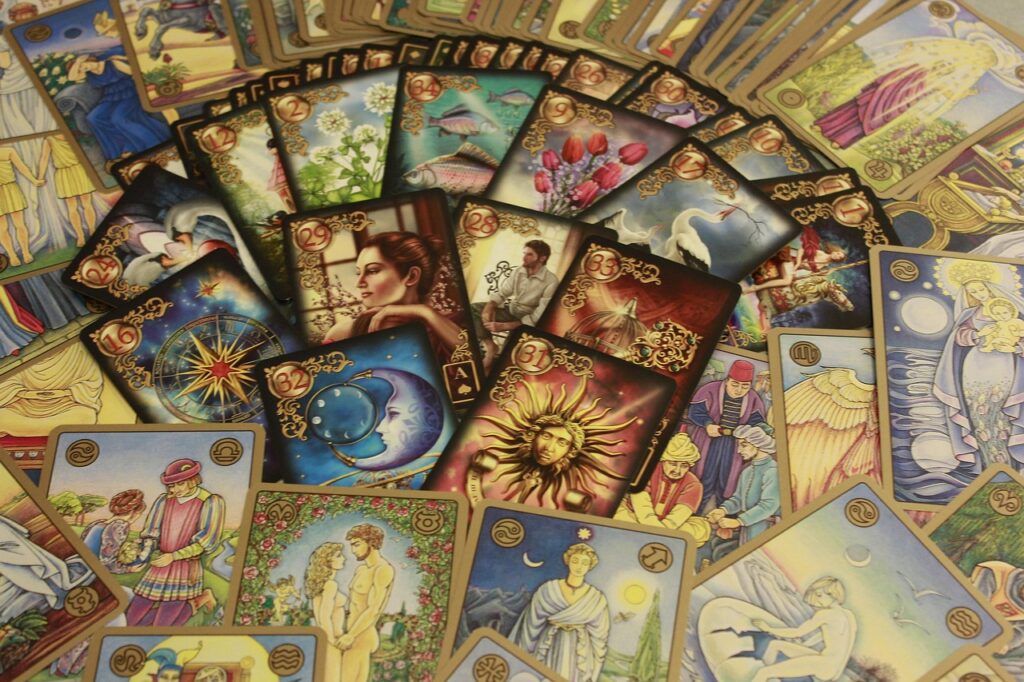 Cartas de tarot extendidas para una tirada de adivinación