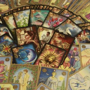 Cartas de tarot extendidas para una tirada de adivinación