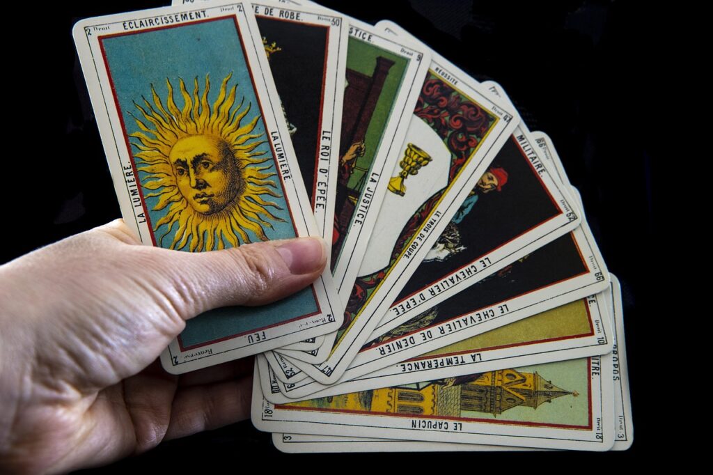 Cartas de tarot extendidas sobre una mesa para una lectura