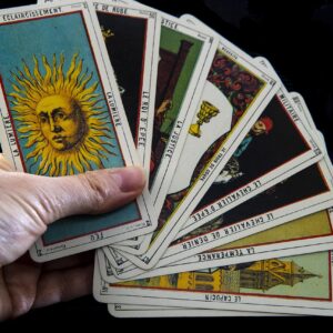 Cartas de tarot extendidas sobre una mesa para una lectura
