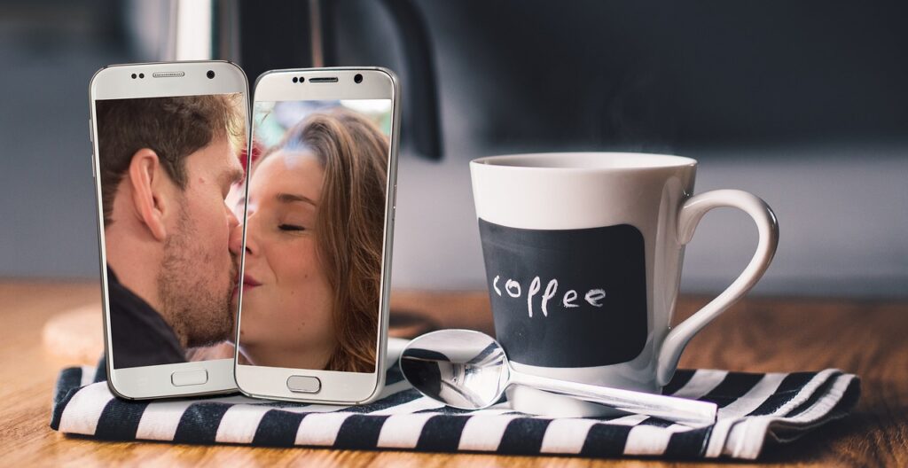 Ilustración de una pareja comunicándose a distancia con sus teléfonos